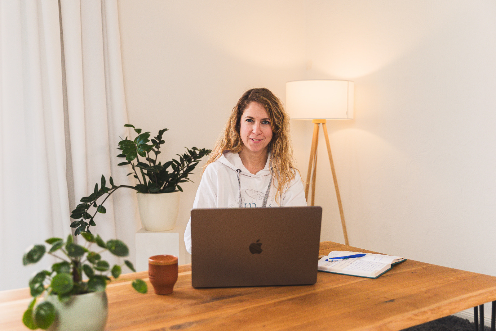 Esther Alberti am Arbeitsplatz