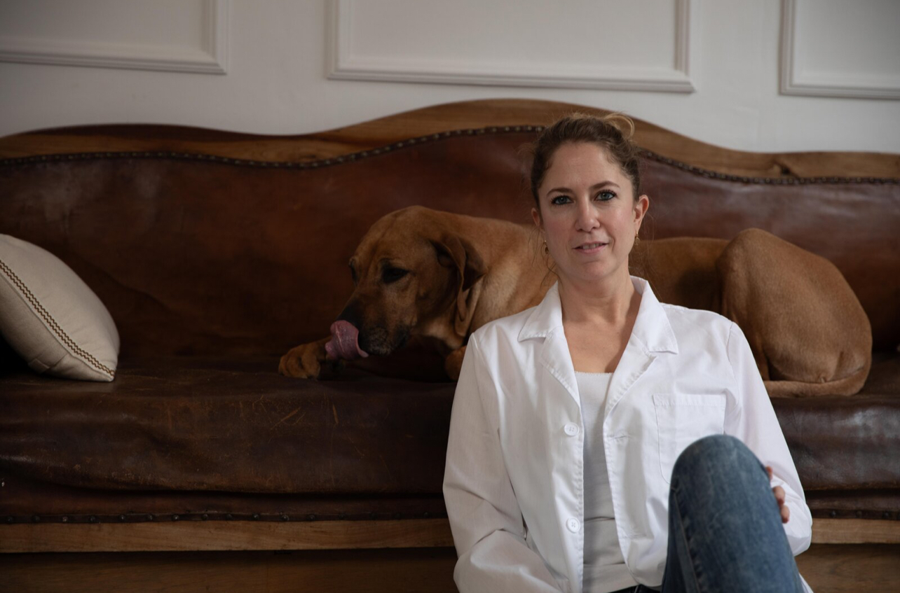 Esther Alberti mit ihrem Hund